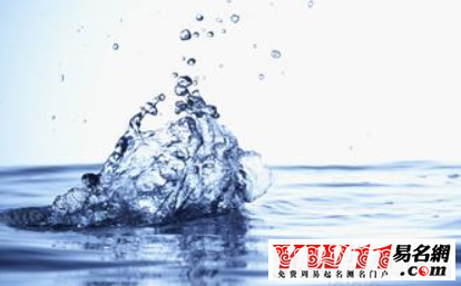 夢(mèng)見(jiàn)自己掉進(jìn)水里