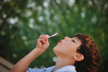 爸爸姓白媽媽姓余取名男孩，爸姓白媽姓余男孩怎么取名字